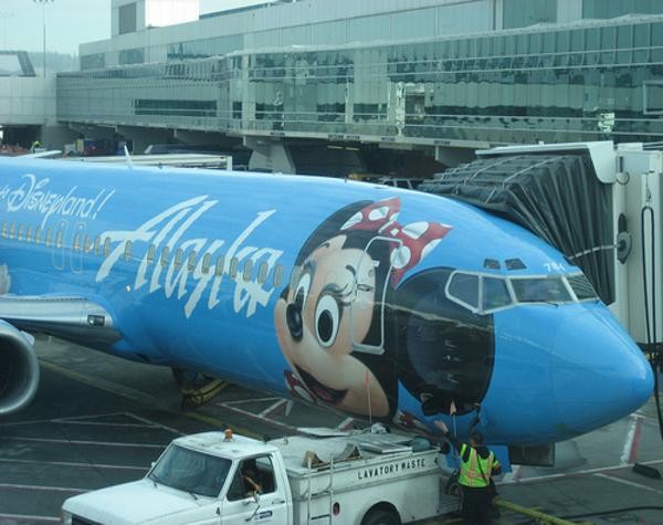 Chuột Mickey hay hình ảnh trong công viên Disneyland là hình vẽ quen thuộc xuất hiện trên thân của những chiếc máy bay hãng hàng không Alaska.